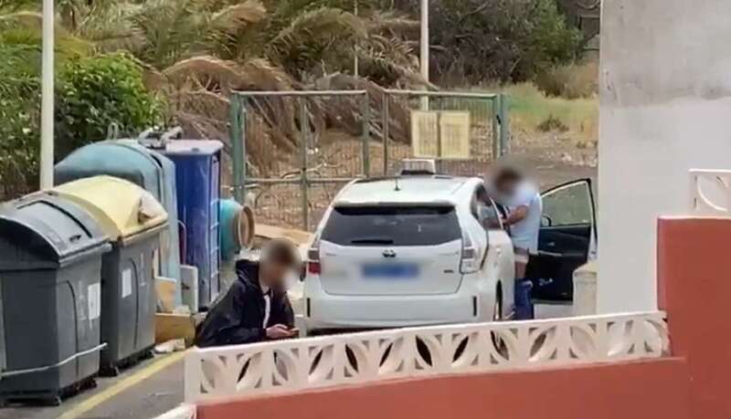 Imagen pixelada por TELDEACTUALIDAD del video en la que se ve a un taxista manteniendo relaciones con otra persona mientras pasa un joven por la zona (Foto TA)
